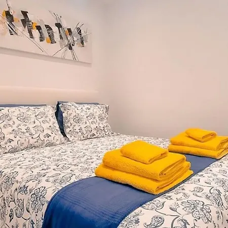 Airconditioned 2bed Poolside Lejlighed *