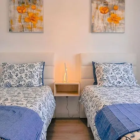 Апартаменти Airconditioned 2bed Poolside *