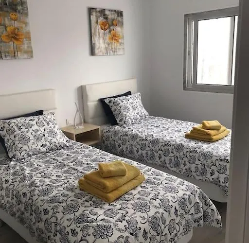 Airconditioned 2bed Poolside Apartament