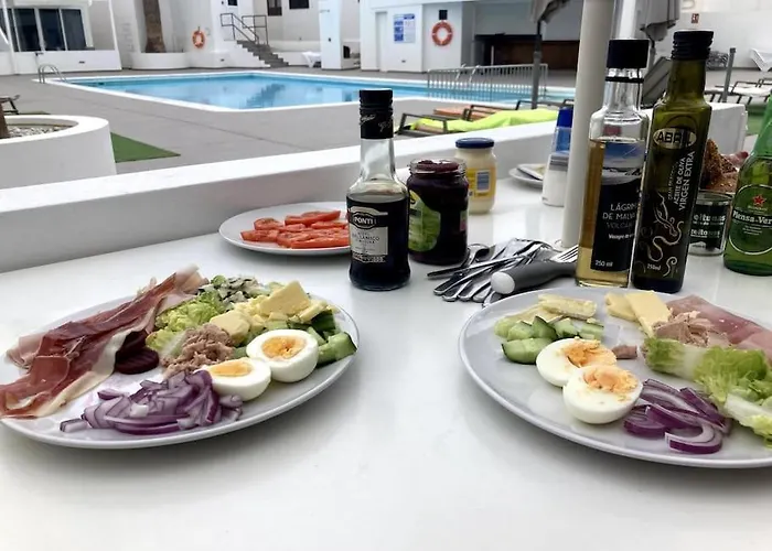 Airconditioned 2bed Poolside Puerto del Carmen (Lanzarote)