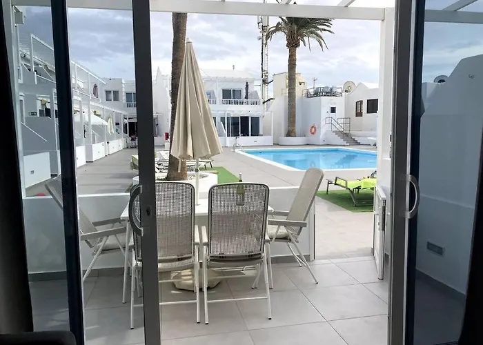 Airconditioned 2bed Poolside Apartament Puerto del Carmen (Lanzarote)
