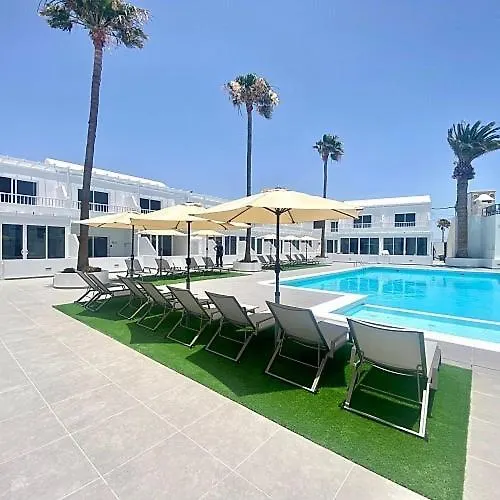 Airconditioned 2bed Poolside Lejlighed