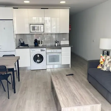 Airconditioned 2bed Poolside Apartment *