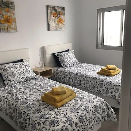 Airconditioned 2bed Poolside 卡门港