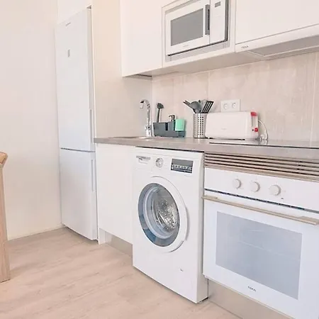 Airconditioned 2bed Poolside Apartment