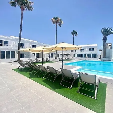 Airconditioned 2bed Poolside Apartment