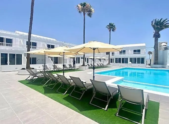 Airconditioned 2bed Poolside Appartement Puerto del Carmen (Lanzarote)