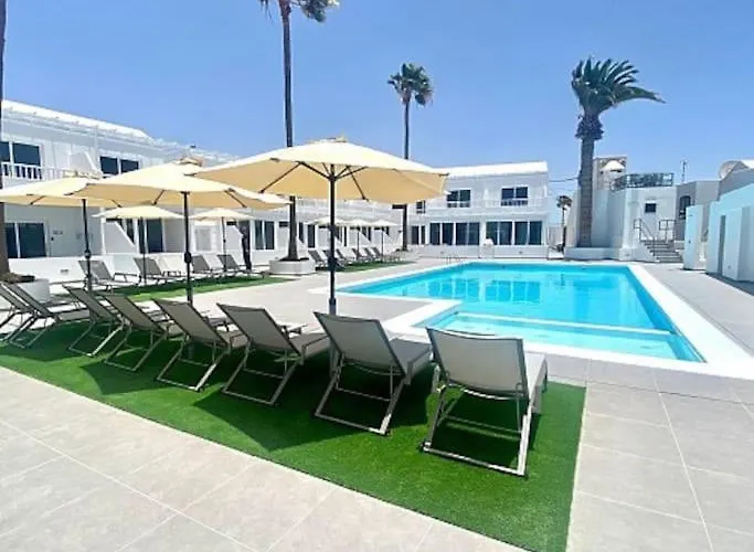 Airconditioned 2bed Poolside Appartement *