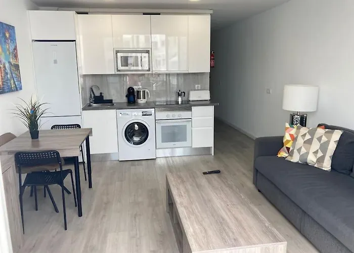 Airconditioned 2bed Poolside Appartement *