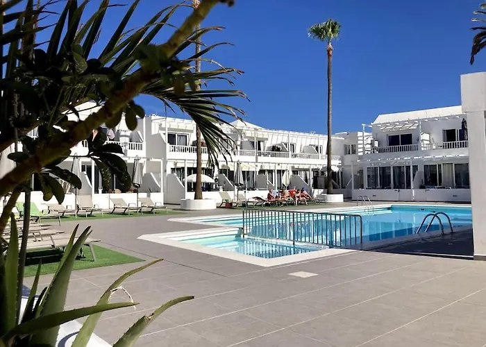 Airconditioned 2bed Poolside Apartamento *